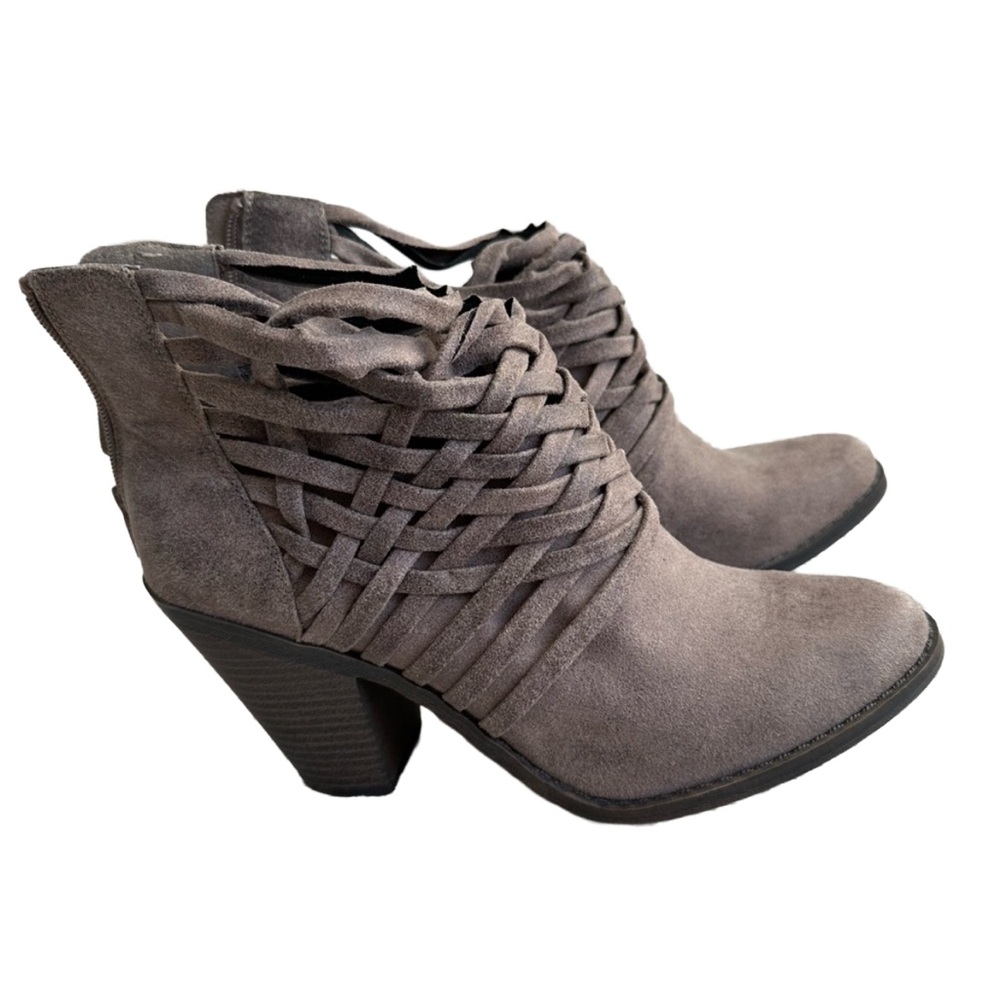 Fergalicious by Fergie Woman’s Suede
Lace-up Booties with Block Heel Sz 10